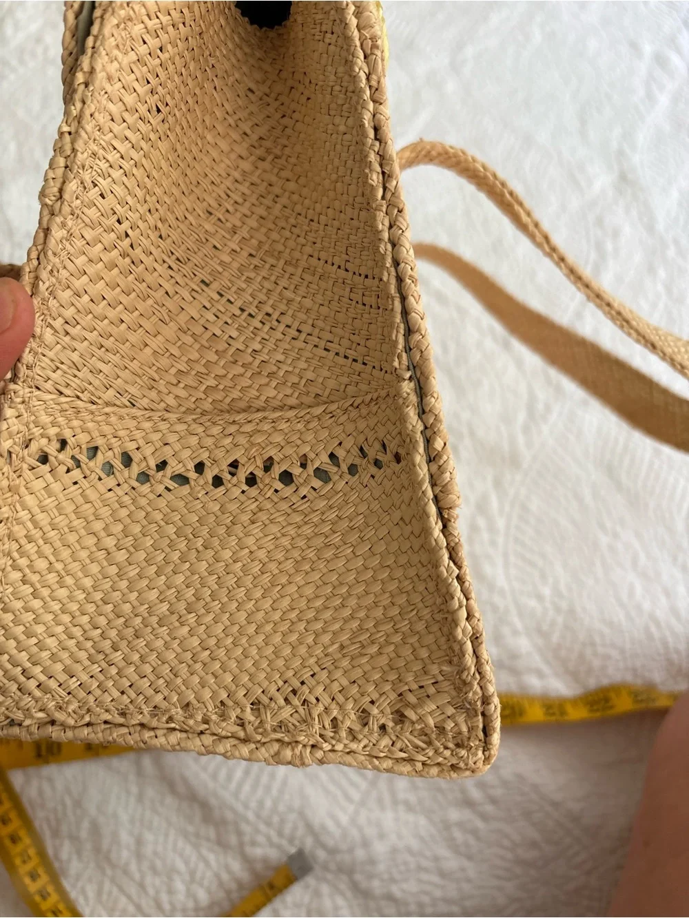 Vintage Bermuda Craft Straw Handbag w/raffia floral decoration. Very nice shape